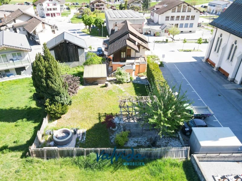 Wohn- & Geschäftshaus in Agarn mit 5.5-Zimmerwohnung, Ladenlokal & 1'100 m² Grundstück (3)