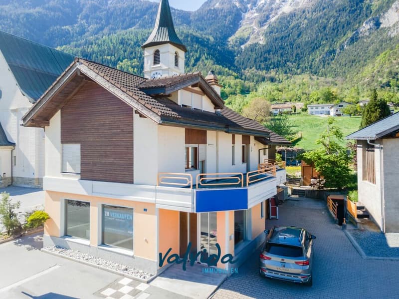 Wohn- & Geschäftshaus in Agarn mit 5.5-Zimmerwohnung, Ladenlokal & 1'100 m² Grundstück (2)
