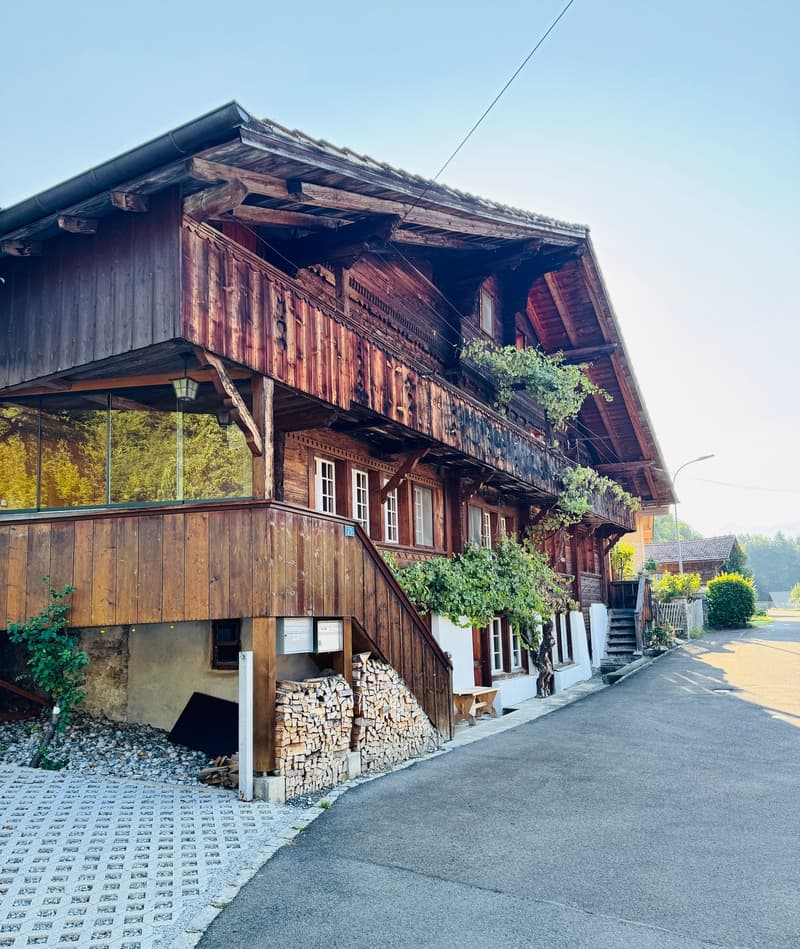 Ankommen, wohlfühlen – Haushälfte mit Baulandreserve in Hofstetten bei Brienz (3)