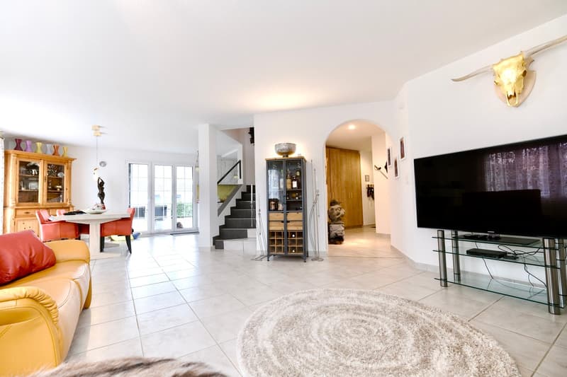 Ein charmantes, sehr gepflegtes Zuhause mit bezauberndem Garten sucht neuen Eigentümer. (8)