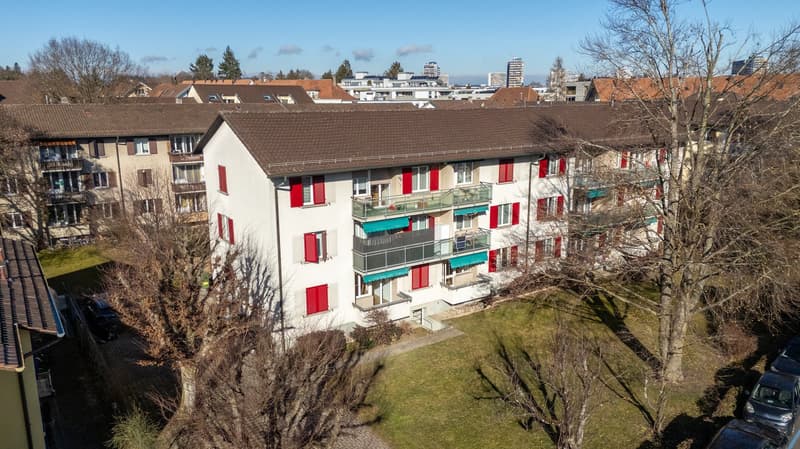 Erstbezug nach Kernsanierung: 2.5-Zimmerwohnung an ruhiger und zentraler Lage mit Aussenparkplatz (1)