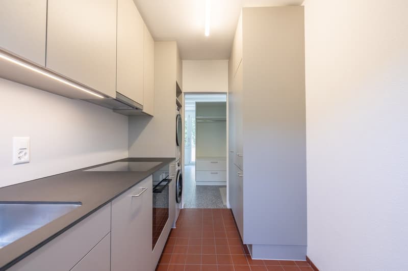 Erstbezug nach Kernsanierung: 2.5-Zimmerwohnung an ruhiger und zentraler Lage mit Aussenparkplatz (8)