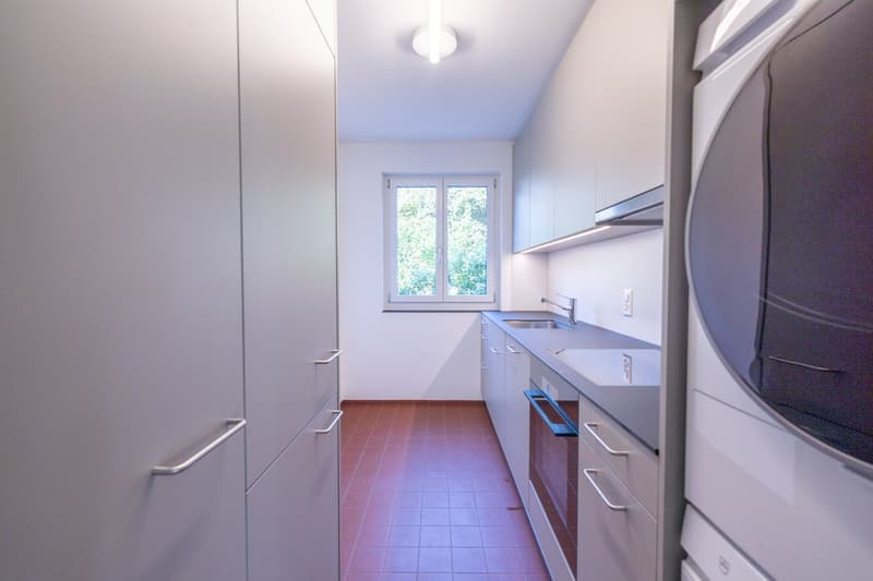 Erstbezug nach Kernsanierung: 2.5-Zimmerwohnung an ruhiger und zentraler Lage mit Aussenparkplatz (9)