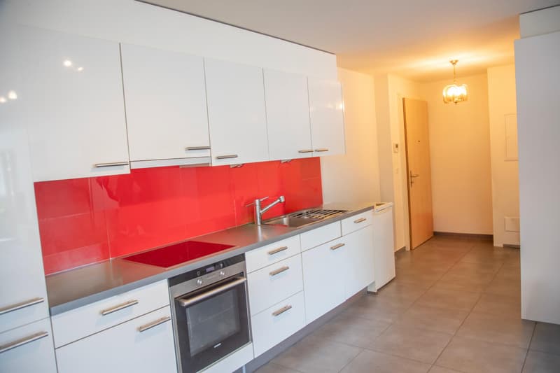 Grand 2,5 pièces refait à neuf + garage-box privé, Martigny Centre (5)