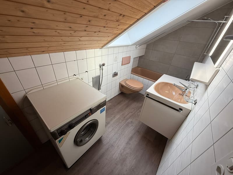2.5 Dachwohnung in Uttigen nah am Bahnhof (4)