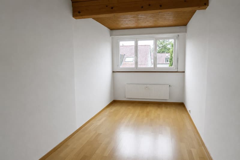 Gemütliche 3.5-Zimmerwohnung mit charmanten Dachschrägen (3)