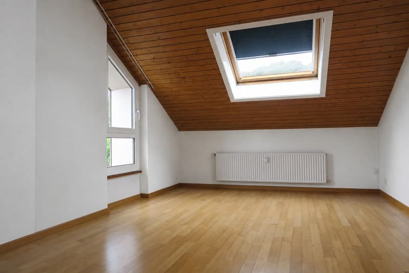 Gemütliche 3.5-Zimmerwohnung mit charmanten Dachschrägen (2)