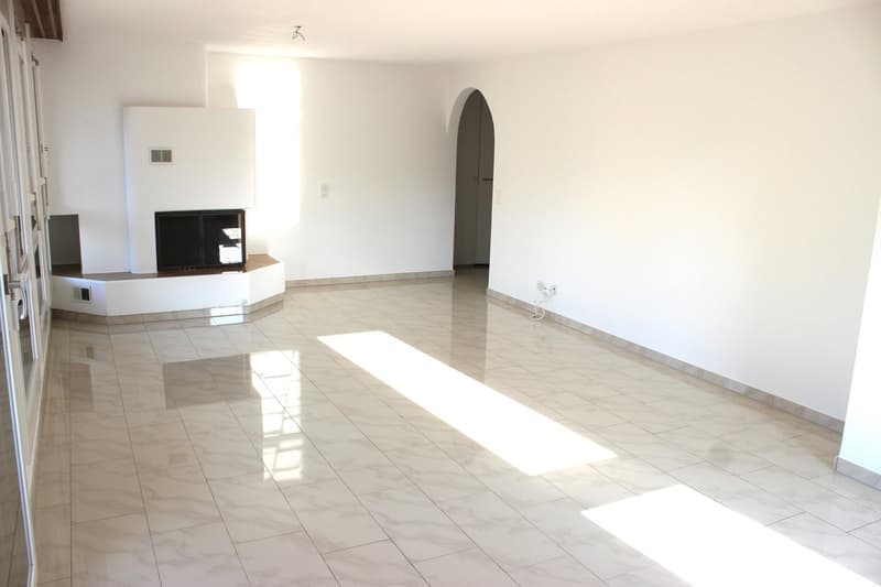 Sehr attraktive und erst renovierte 4,5-Zimmer-Eigentumswohnung mit Balkon inkl. PP AEH (2)