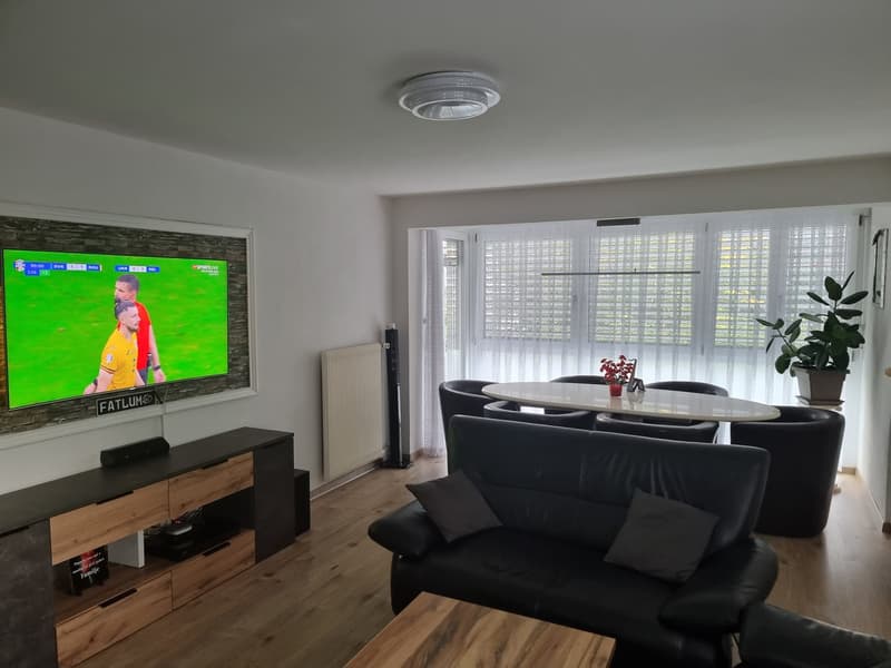 Helle 4.5-Zimmer-Wohnung mit zwei Balkonen an ruhiger Lage (2)