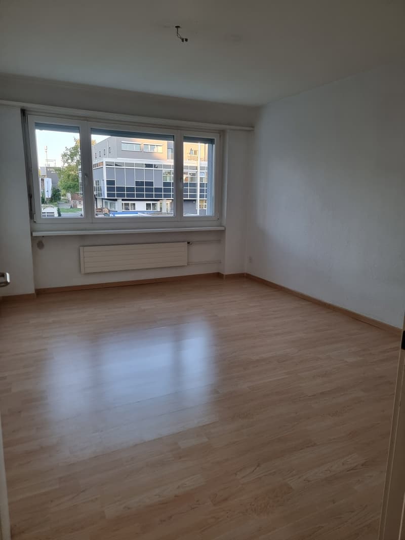 2.5 Zimmerwohnung mit grossem Balkon (8)