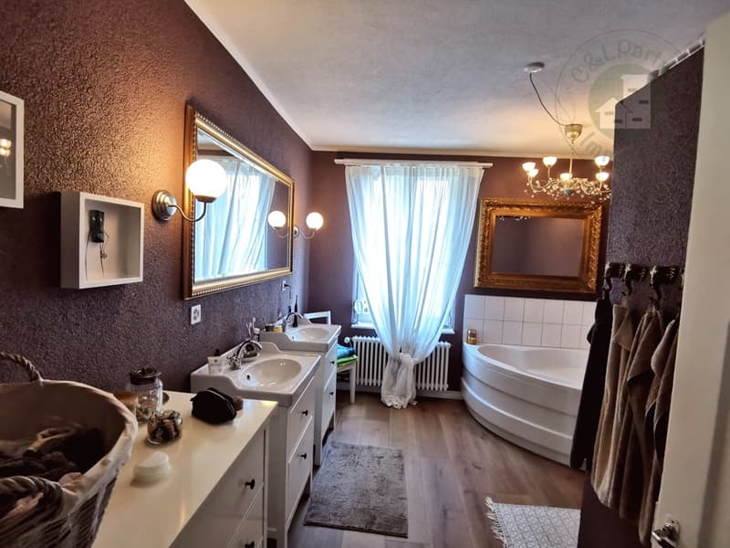 Romantische Badezimmer mit zwei Lavabo, Eckbadewanne, Dusche, WC