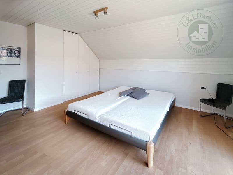 Zimmer 3 Gästezimmer mit Parkettboden und Wanschränke