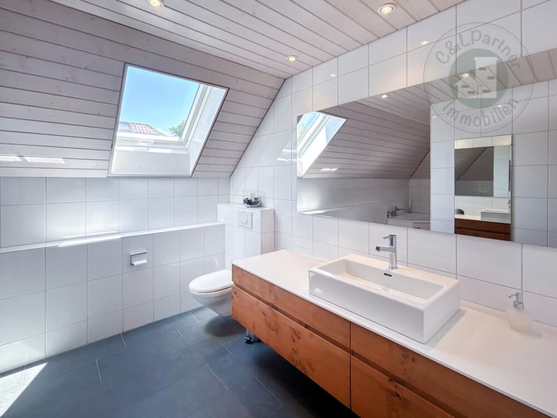 Ein Bad, ausgestattet mit eldem Badmöbel, WC, Dachfenster, Dusche und Eckbadewanne