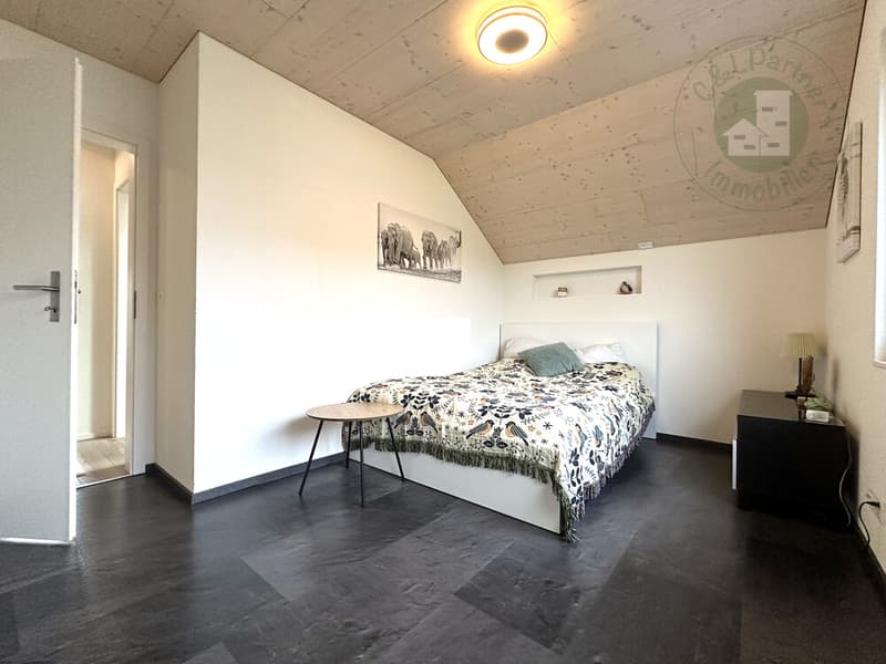 Zimmer 1 mit modernem Vinylboden und Dachschräge
