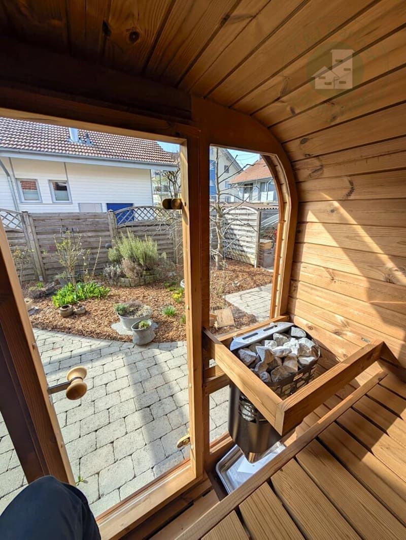 Sauna mit Blick in den Garten