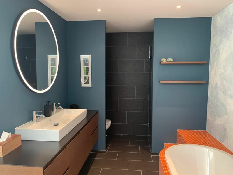 Badezimmer 2. mit Badewanne, Dusche, Doppellavabo und Toilette.