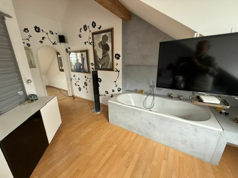 Die eingebaute Badewanne im Schlafzimmer und dem Durchgang ins zweite Zimmer.