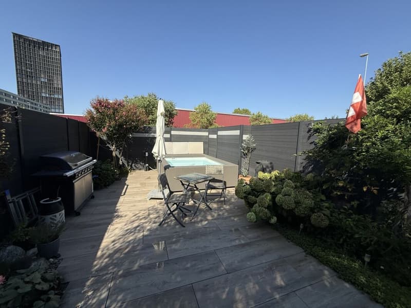 Vorne rechts der Whirlpool und recht der Grillplatz mit kleinem Tisch.