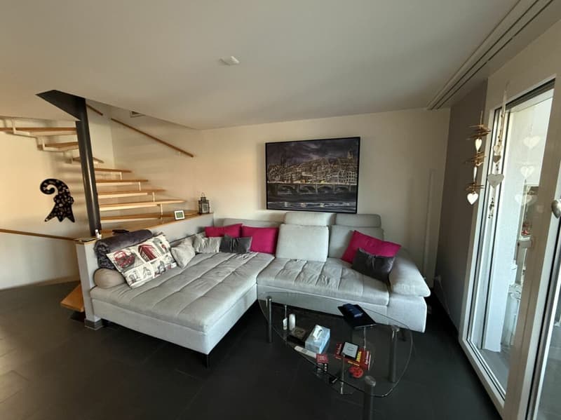 Das Wohnzimmer mit Zugang zum Wintergarten.