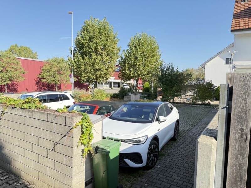 Die dazugehörenden beiden Parkplätze.