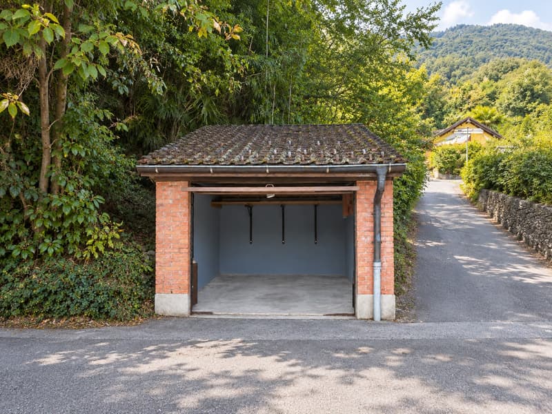 Zentrale Einzelgarage in Locarno-Monti – Sicherer Stellplatz an begehrter Lage (1)