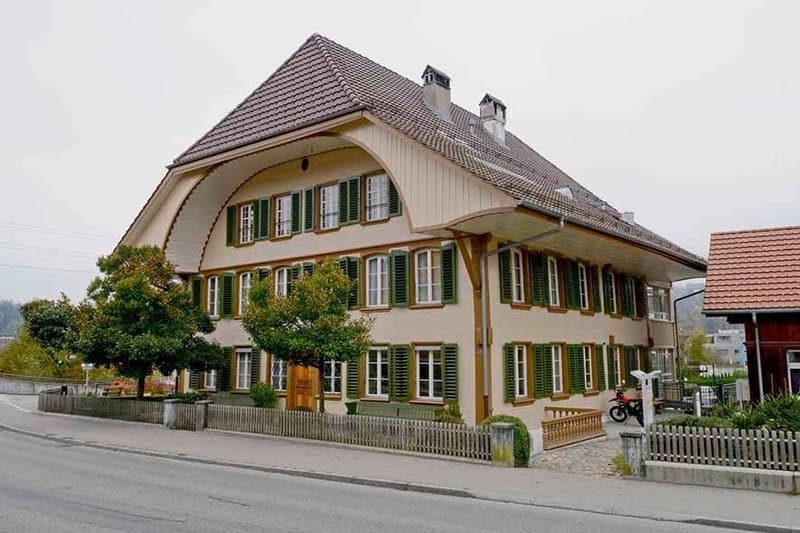 Lichterfüllte Dachwohnung mit Charme (1)