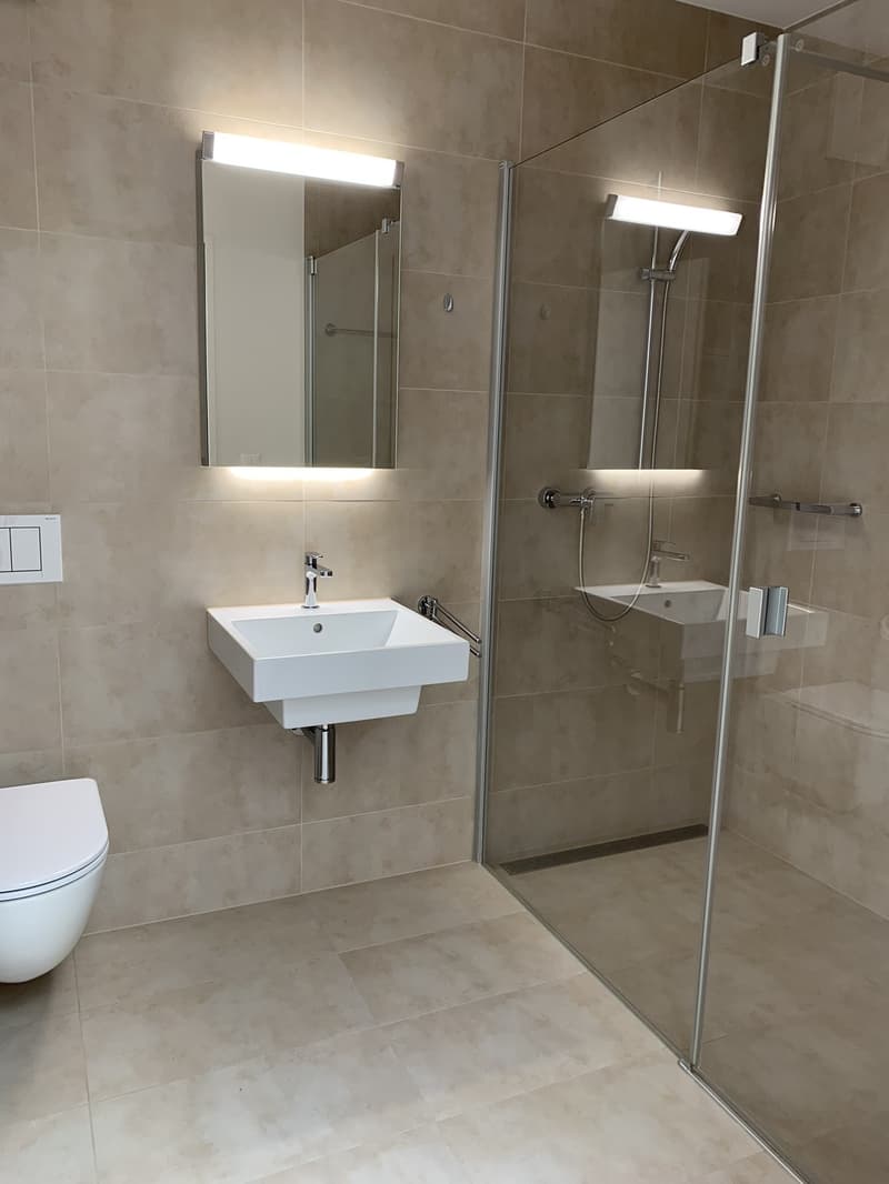 Dusche einer typähnlichen Wohnung