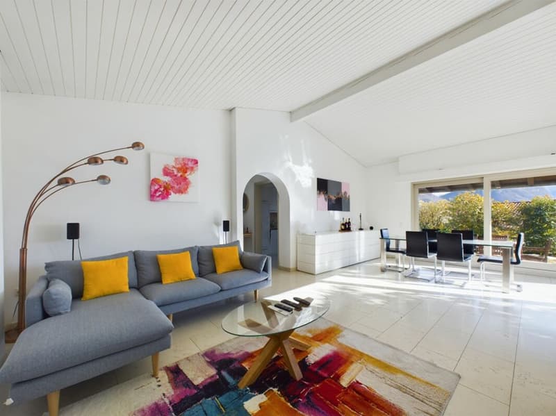 Elegante villa unifamiliare con grande giardino e piscina