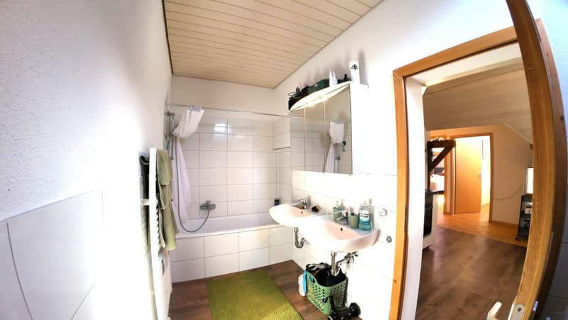 Badezimmer mit Badewanne und WC