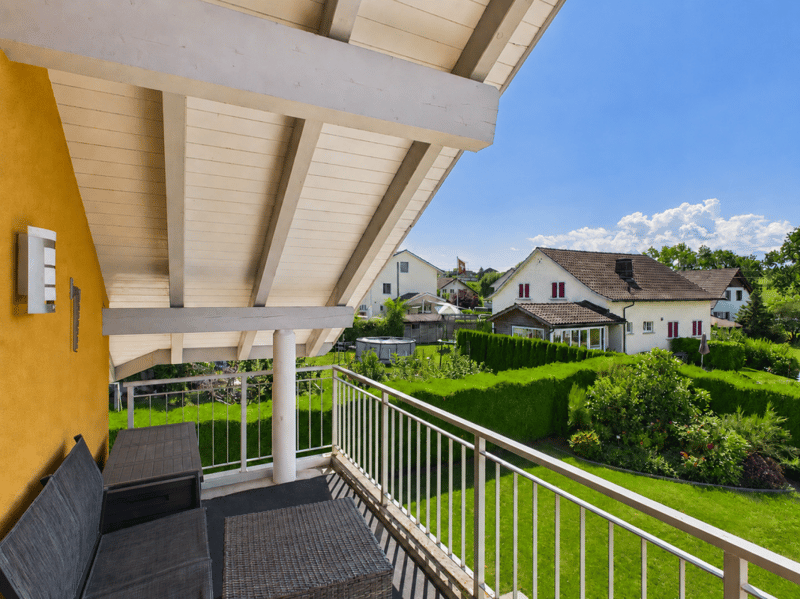 gemütlicher Balkon im Obergeschoss