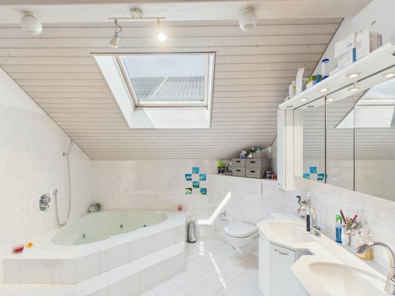grosses Badezimmer mit Dusche und Whirpool-Badewanne