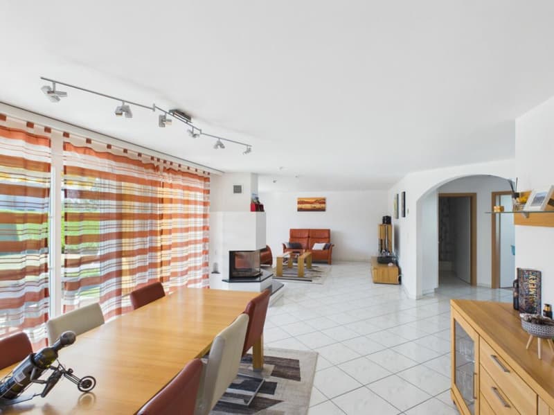 lichtdurchflutetes Wohnzimmer mit Cheminée