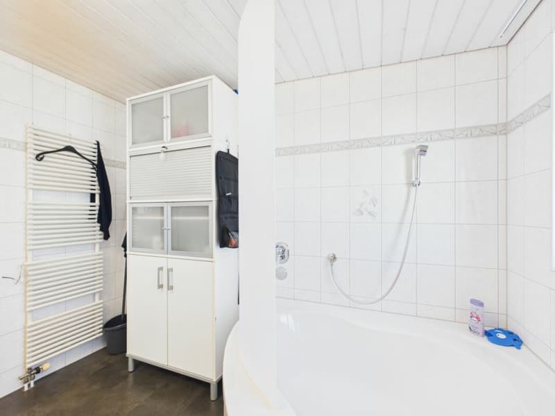Badezimmer mit Badewanne/Dusche