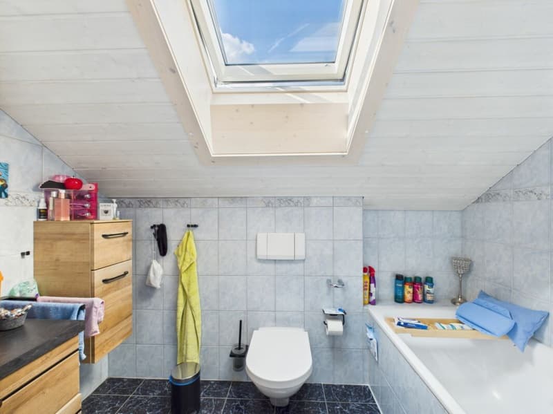 Badezimmer mit Wanne im OG
