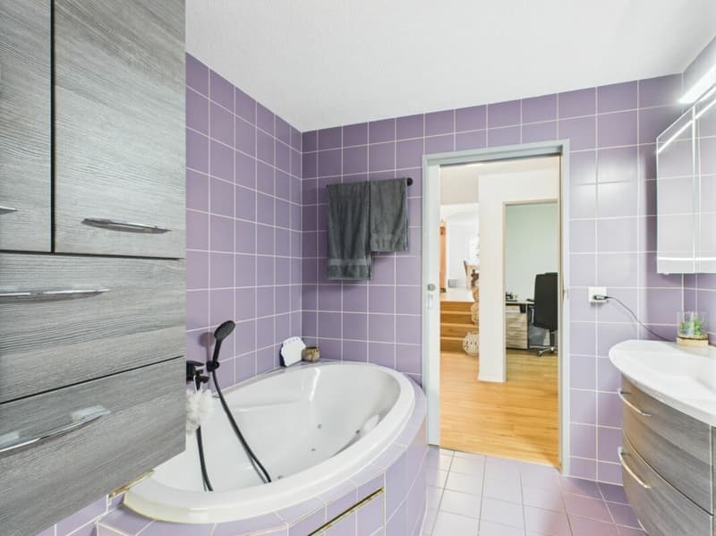 grosses Badezimmer mit Wanne und Dusche