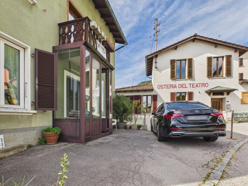 Casa unifamiliare con luminoso giardino d'inverno, posto auto e piccola area di verde privato (17)