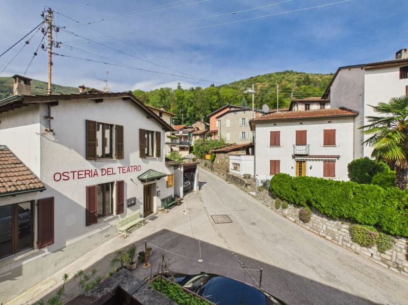 Casa unifamiliare con luminoso giardino d'inverno, posto auto e piccola area di verde privato (13)