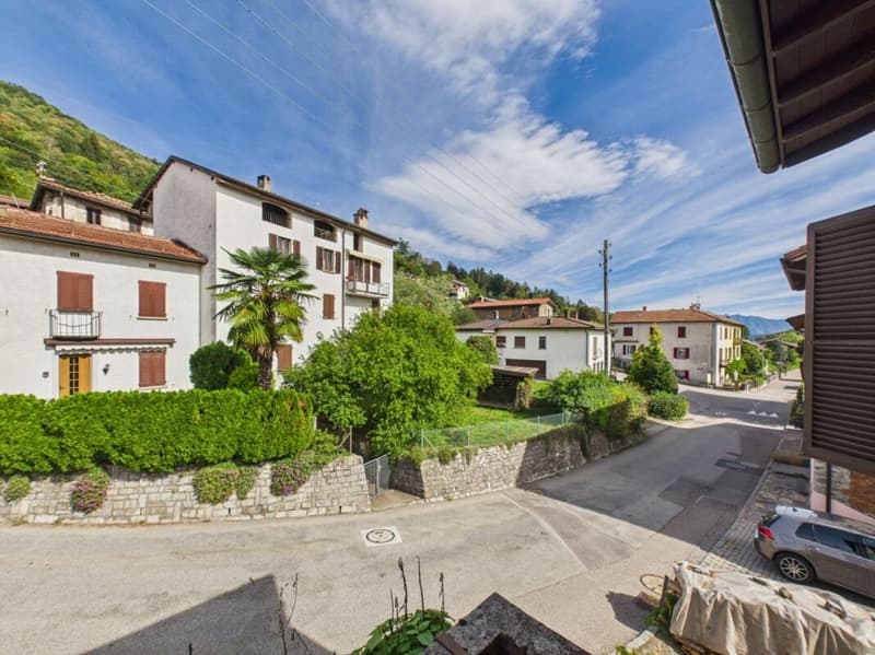 Casa unifamiliare con luminoso giardino d'inverno, posto auto e piccola area di verde privato (12)