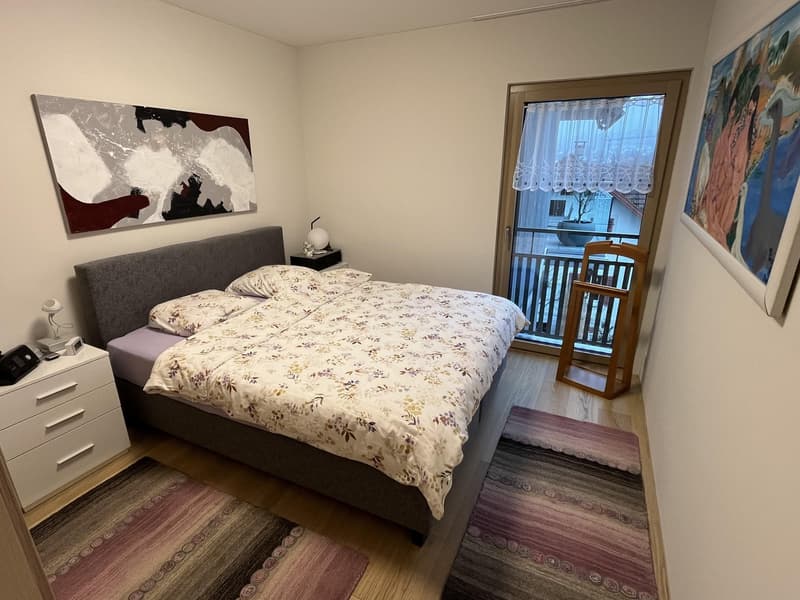 Appartement de 4,5 pièces à valeur neuve avec grand balcon (vue sur la montagne et le lac) et 2 places de parking en sous-sol. (15)