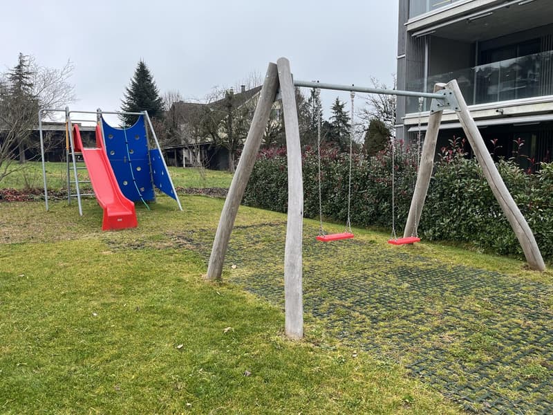 Appartement de 4,5 pièces à valeur neuve avec grand balcon (vue sur la montagne et le lac) et 2 places de parking en sous-sol. (23)