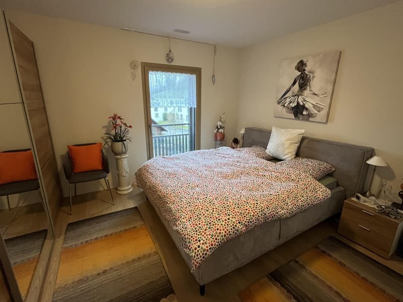 Appartement de 4,5 pièces à valeur neuve avec grand balcon (vue sur la montagne et le lac) et 2 places de parking en sous-sol. (14)