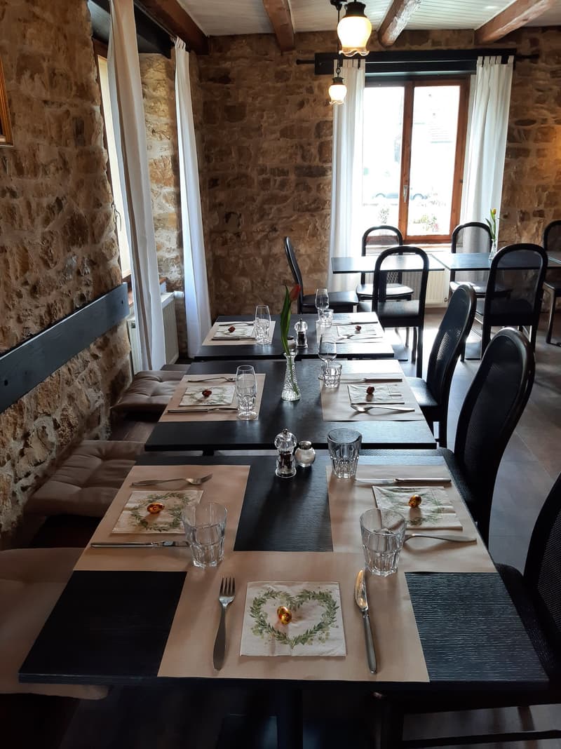 Bauernhaus mit 2 Wohnungen und Restaurant (mit weiteren Wohnungen ausbaubar). (47)