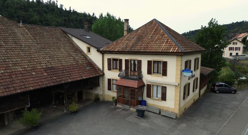Bauernhaus mit 2 Wohnungen und Restaurant (mit weiteren Wohnungen ausbaubar). (44)