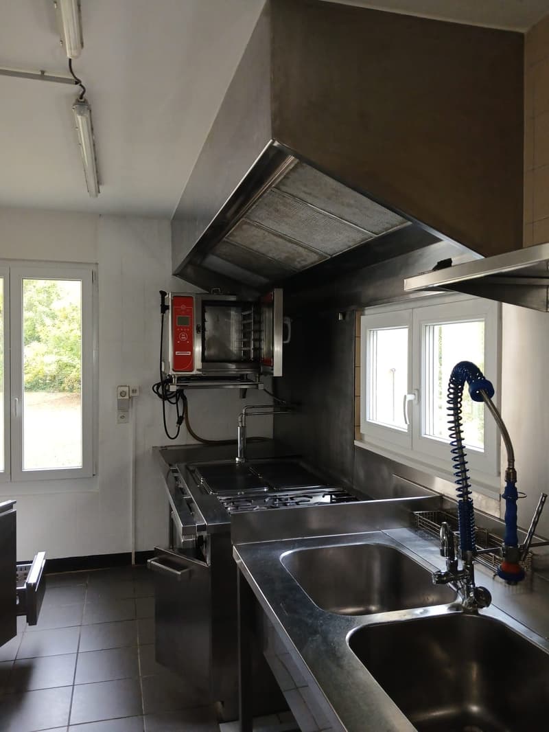 Bauernhaus mit 2 Wohnungen und Restaurant (mit weiteren Wohnungen ausbaubar). (48)
