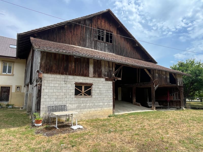 Bauernhaus mit 2 Wohnungen und Restaurant (mit weiteren Wohnungen ausbaubar). (38)