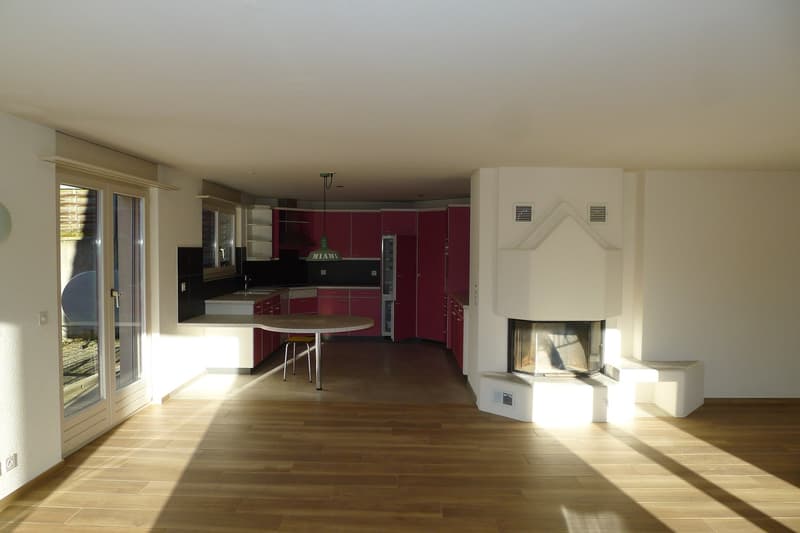 Grosse 4-Zimmer-Wohnung mit Balkon und Kamin, TOP-Lage in Steffisburg (3)