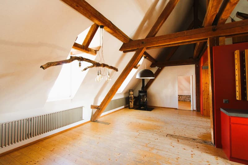Stimmige 2.5-Dachwohnung mit Galerie und viel Charme (2)