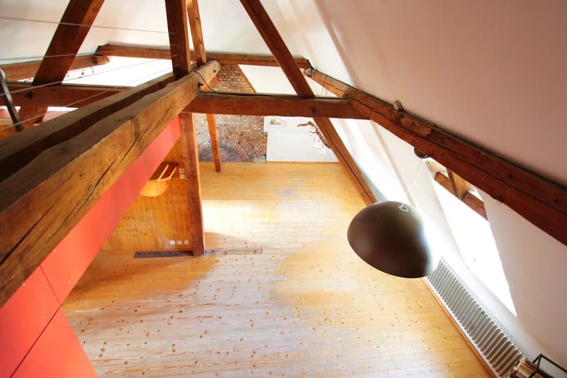 Stimmige 2.5-Dachwohnung mit Galerie und viel Charme (6)