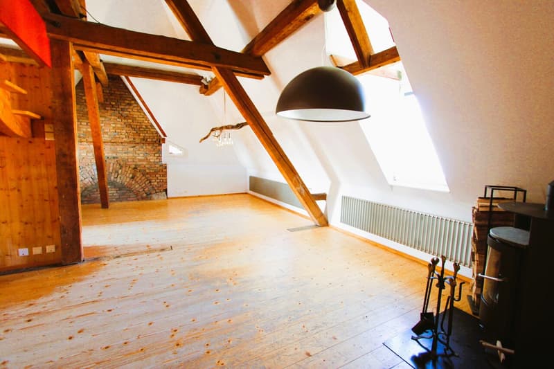 Stimmige 2.5-Dachwohnung mit Galerie und viel Charme (5)