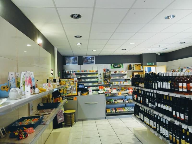 Magasin avec service de kiosque dans un centre commercial (3)